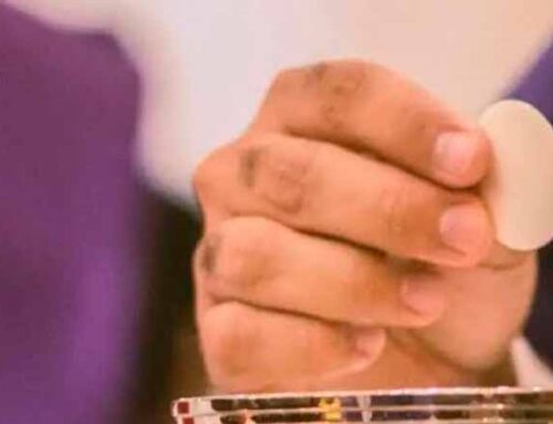 “Padre, ¿puede un sacerdote negar la comunión a una persona?”.